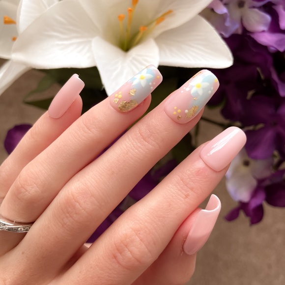 Abstract Flower Press-On Nails - Picture 4 of 7